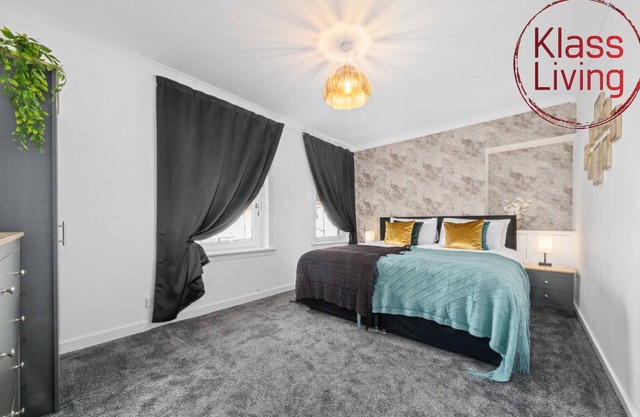 Modern 3 bedroom house with private parking, modern kitchen and easy access around Glasgow