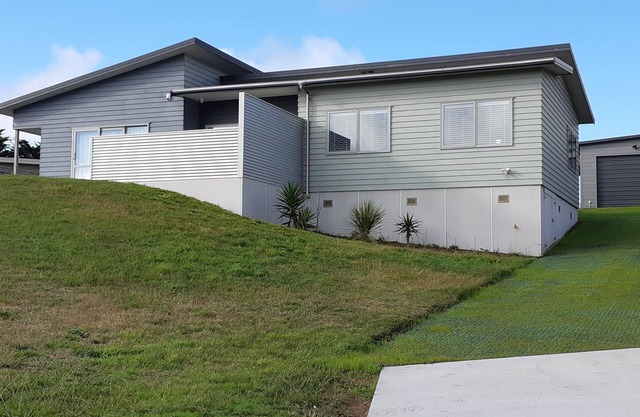 Moderna casa de 3 dormitorios con posición elevada para que pueda ver el mar