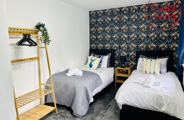 Modern 3 bedroom house with private parking, modern kitchen and easy access around Glasgow