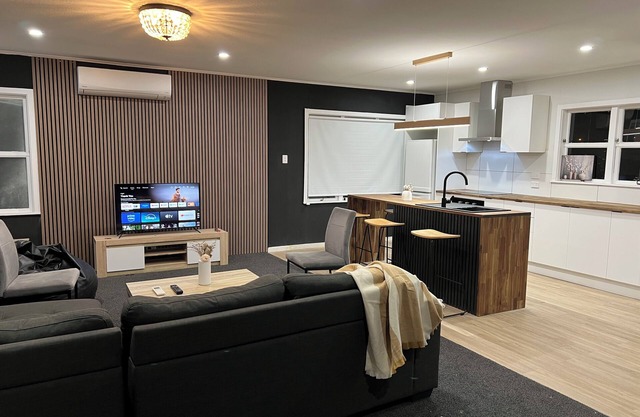 Modern 3-bedroom house, steps away to shopping centre and restaurant/bar.