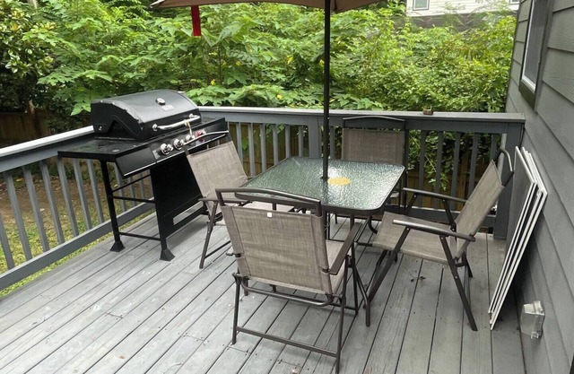 Modern 3-bedroom house with hot tub and backyard near downtown Atlanta.