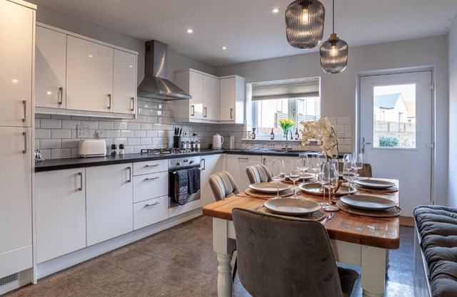 Modern 3 bedroom house with parking