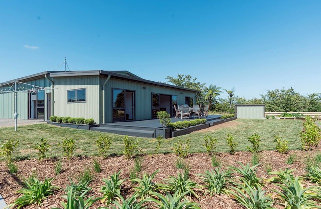 Modern 3 Bedroom Guesthouse in New Plymouth. Rural outlook so close to the city