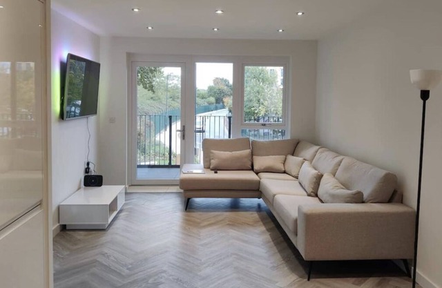 Modern 3 bedroom serviced apartment close to Queensbury Tube Station