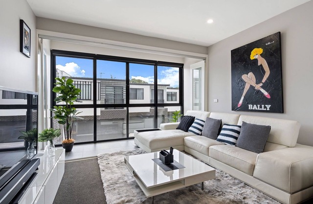 Modern 3-Bedroom Townhouse in Quiet Greenway