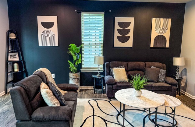 Modern 3-Bedroom Townhome 10 Mins from BWI, 11 Mins to Ravens & Orioles Stadiums