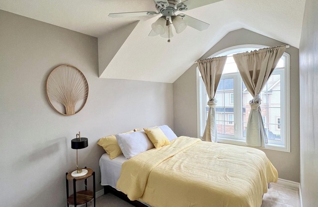 Modern 3 Bedroom Townhouse w/ Parking and Office