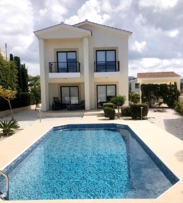 Modern 3 bedroom villa, pool and close to golf course