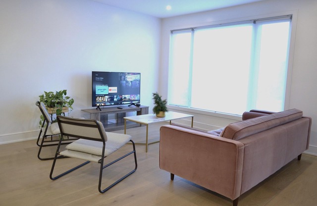 Modern 3 Bedroom w/ free parking