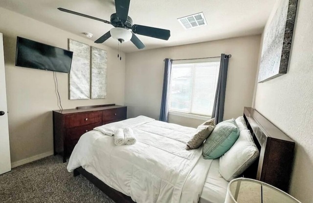 Modern 3 bedroom with hot/cool tub!