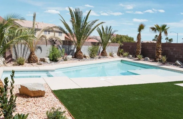 Modern 3 Bedrooms + Pool Oasis Near Vegas Strip