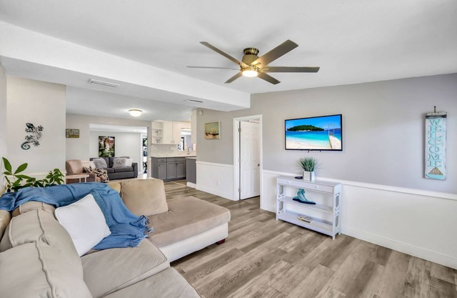 Modern 3 BR/2 Bath home minutes from beach & downtown 5th Ave Naples!