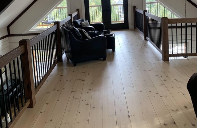 Modern, 3 level log cabin close to ski hills