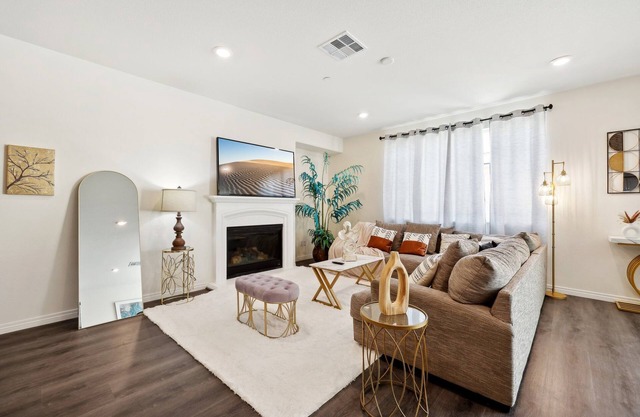 Ultra Spacious 3000 Sqft 5-Bedroom House with Gated Yard, Garage