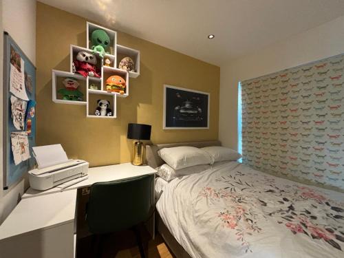 Modern 3BD with Private Balcony Imperial Wharf