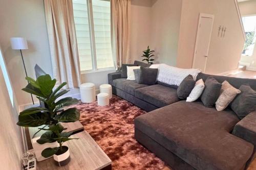 Modern 3BR 10 Min to Downtown