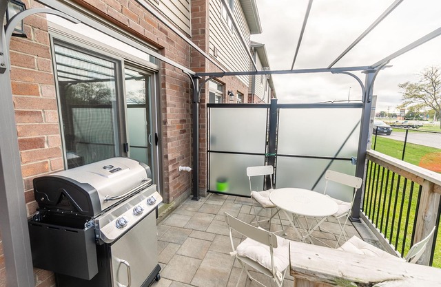 Modern 3BR 2BA Townhome in Lakeshore