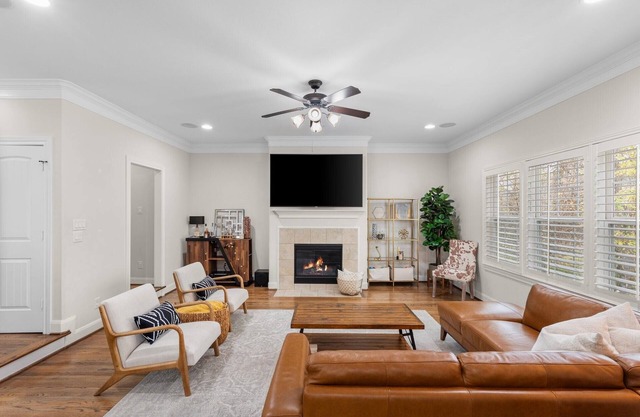 Modern 3BR 3.5BA townhome in The Heights - Putting green & walkable to hotspots