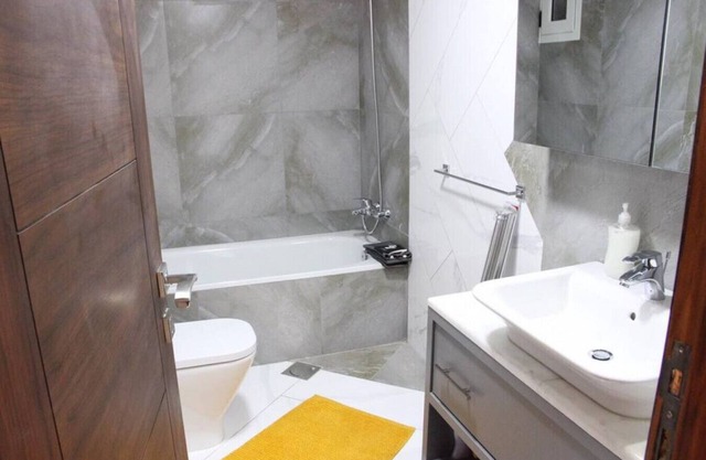 Modern 3BR Apt next to Hotel Dieu 24/7 Power
