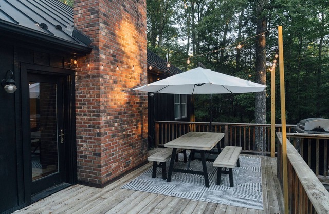 Modern 3BR Barnhouse with Fireplace & Hi Speed Wifi