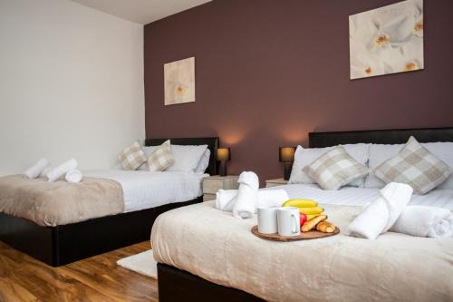 Modern 3BR City Flat with Views, Fast WiFi & Close to Trains!