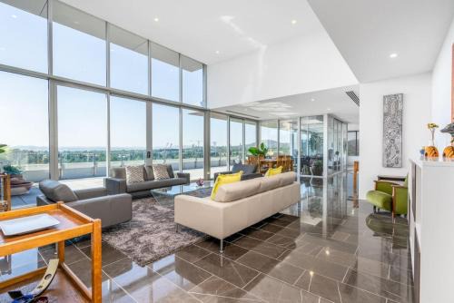 Modern 3BR Home 5 mins away from Parliament House - Hosted by Canstay