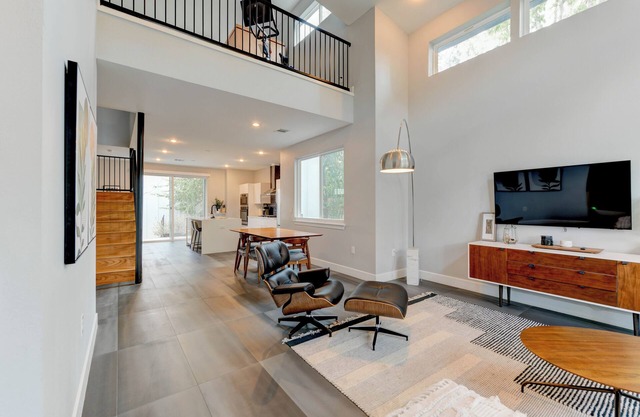 Modern 3BR Home w/ Backyard, BBQ grill & Sauna!