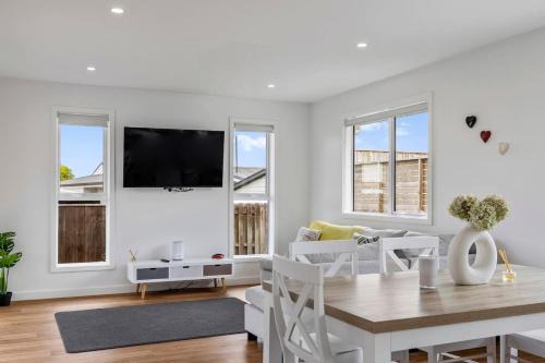 Modern 3BR Home, Walk to Lake Taupo