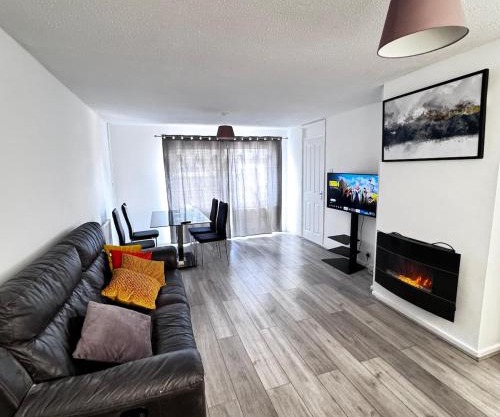 Modern 3BR House with Free Parking