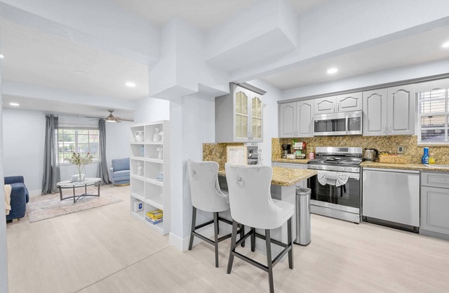 Modern 3BR Retreat, Private Pool, 15 Min to Beach