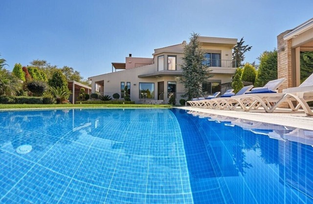Modern 3BR Villa with Private Pool, BBQ & Superior Comfort