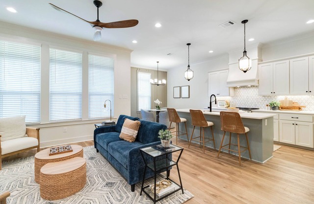 Luxury Townhomes, 3br, private garage and yard