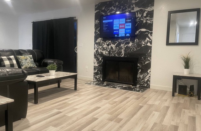 Modern 4 BD/2BA close to Disneyland and beach. BBQ