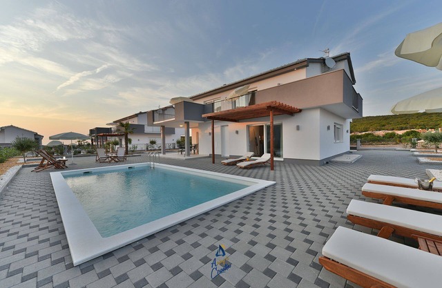 Moderna villa de 4 dormitorios con piscina climatizada para hasta 8 huéspedes cerca de Zadar