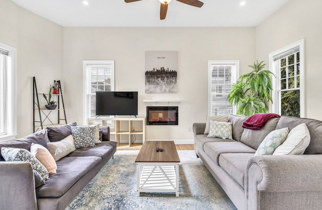 Amplio 4BDR / 3BA Townhome w / Aparcamiento gratuito