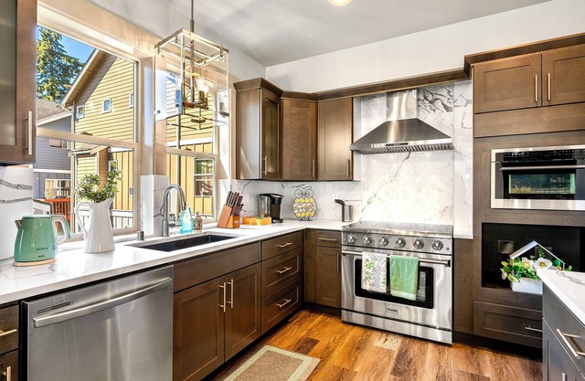 Modern 4-Bed 3.5 Bath Family Retreat Near Golf Course