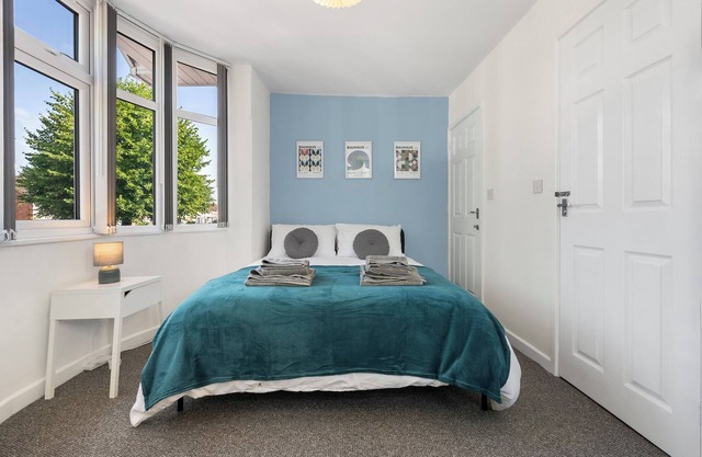 Modern 4 bed 3 bath apartment, free parking