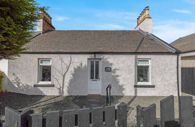Modern 4-Bed Home in Coatbridge – Near Glasgow