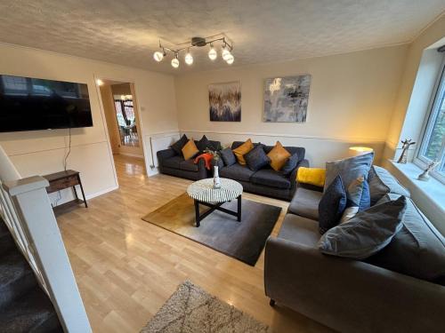 Modern 4-Bed Home - Long Stay - Parking and Wi-Fi