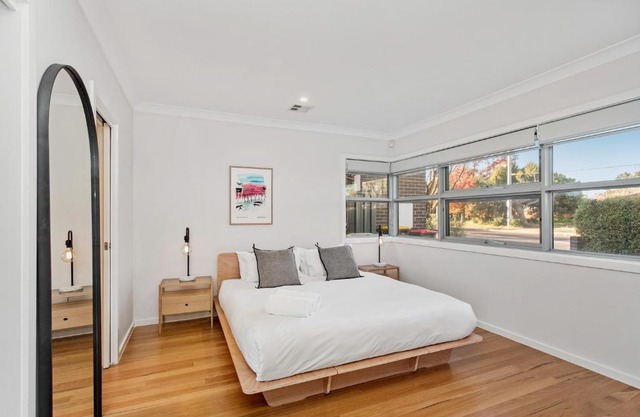 Modern 4-Bed House with Jacuzzi 15 min from CBD