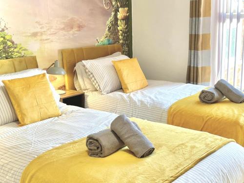 Modern 4-bed stay-away-home sleeps 8 in Preston