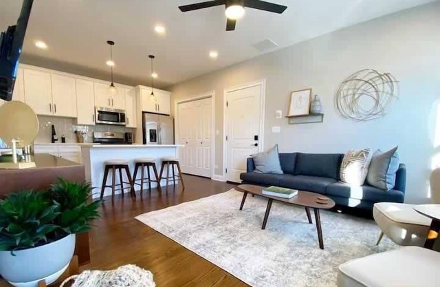 Modern 4 Bedroom Apt Next to Park&Pool | Lakeview