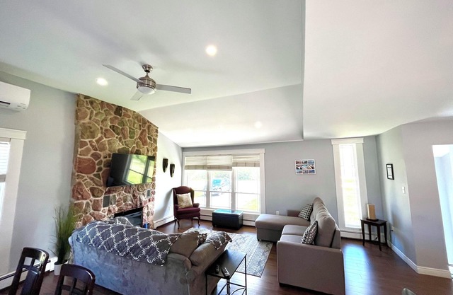 Modern 4 Bedroom Home; Minutes to Downtown