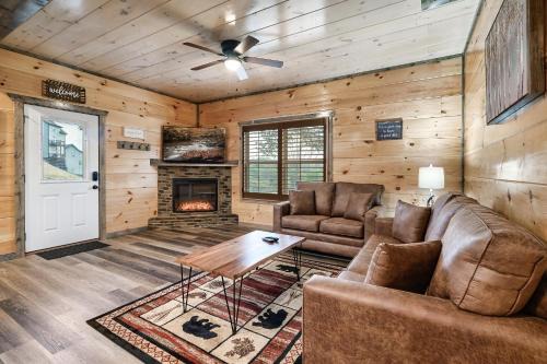 Modern 4 Bedroom Cabin in Timeless Resort Near Parkway and Dollywood with Game Room and Hot Tub