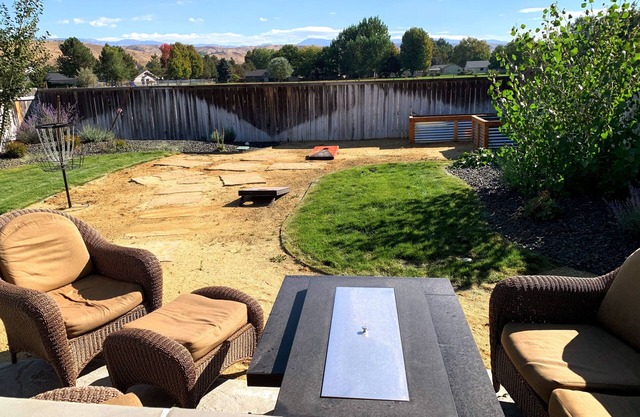 Modern 4 Bedroom Home- Fun for Family - Short Drive to Downtown