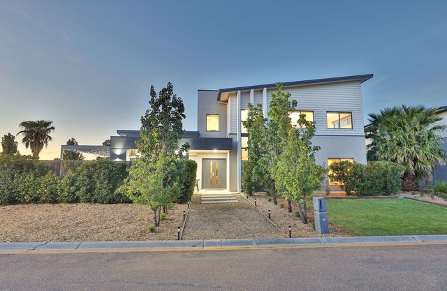 Modern 4 bedroom house with marina mooring, 2km from CBD