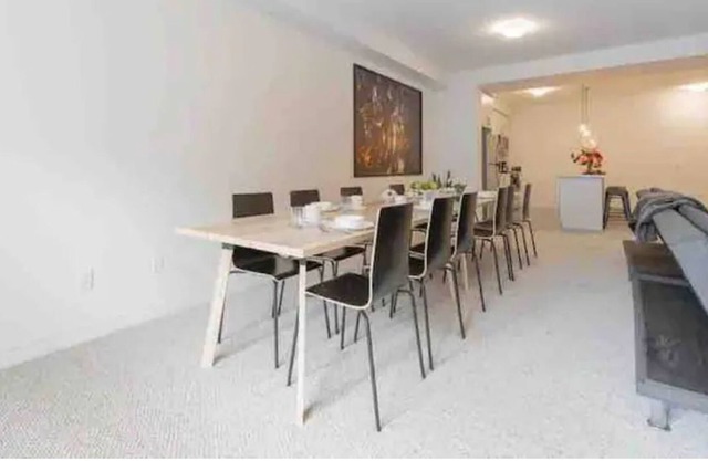 Modern 4 bedroom house in Waterdown