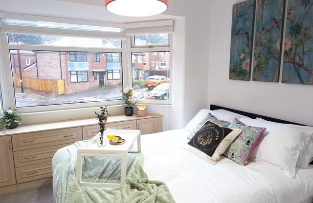 Modern 4 Bedroom House in Pendlebury | with Wifi and Parking