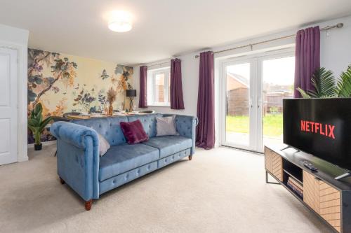 Modern 4 Bedroom House-Sleeps 7-Parking-Nr Hospital-Contractors Deal