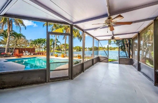 Modern, 4B/3B with Pool and Lake